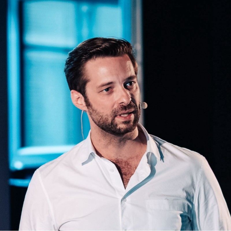 Felix Strobl spricht auf der Bühne