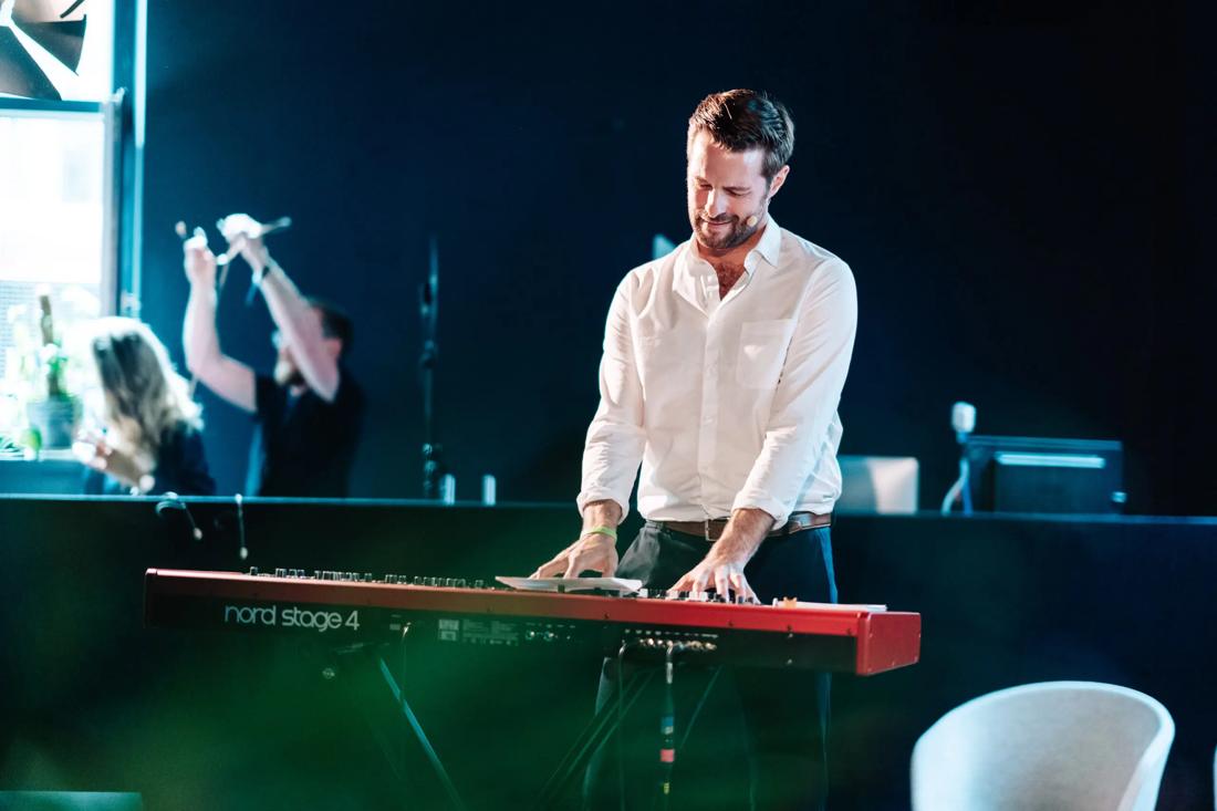 Felix Strobl: Live-Auftakt am Klavier